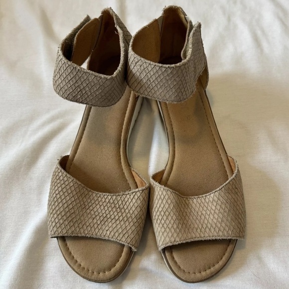 Gabor 9 Snakeskin Look Upper Low Wedge Sandals w/ Adjustable Strap Comfort - Picture 3 of 9